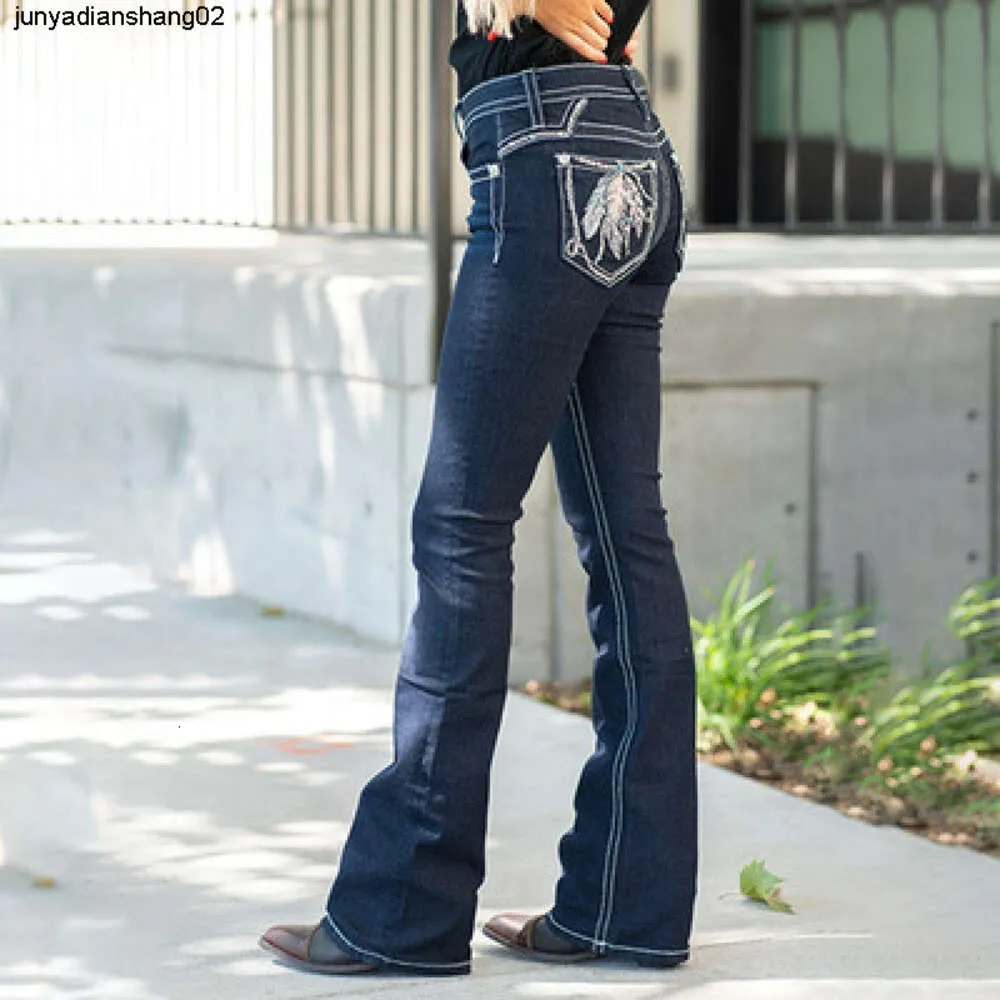 Jeans brodés de créateurs vendant des pantalons micro évasés pour femmes.