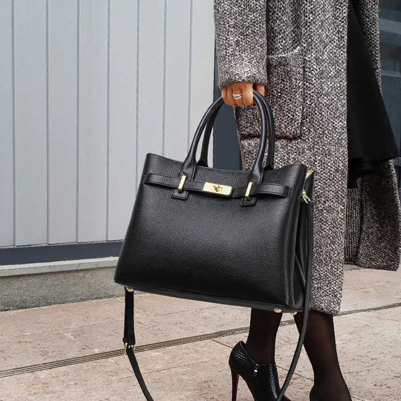 Elegant Black Shoulder Bag - Autumn/Winter Commuter Handbag