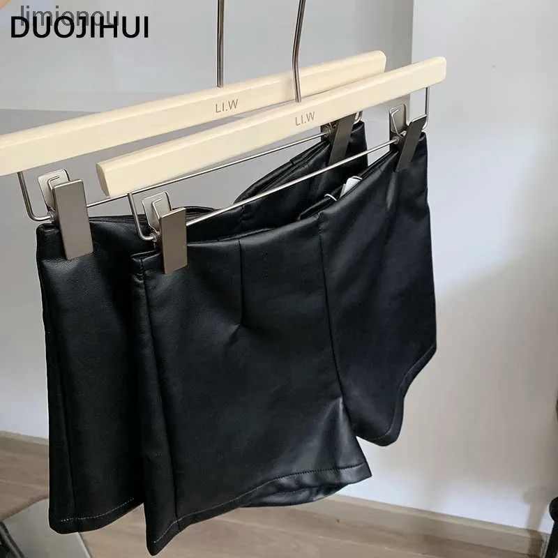 Pantaloncini da donna DUOJIHUI Nero Sexy Chic PU Casual Donna Mini Pantaloncini Basic Semplice Vita alta Slim Classico Tinta unita Moda S-L Pantaloncini femminiliC243128