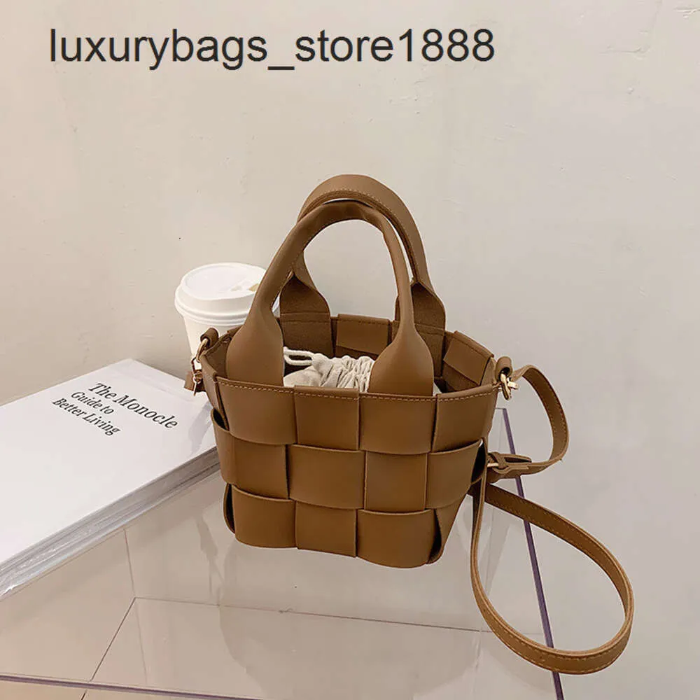 High quality fashion weave Internet Red Envelope Bag Womens Texture Weaving Handbag Popular Fashion Shoulder Crossbody