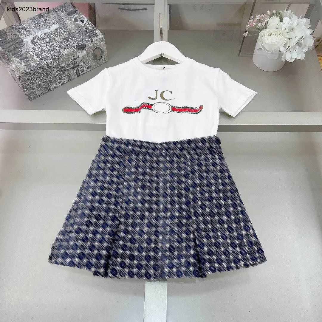Neue Prinzessinnen-Kleid-Baby-Trainingsanzüge, Größe 90–160 cm, Kinder-Designerkleidung, Mädchen-T-Shirt und blauer kurzer Rock mit Logo-Aufdruck, 24. März