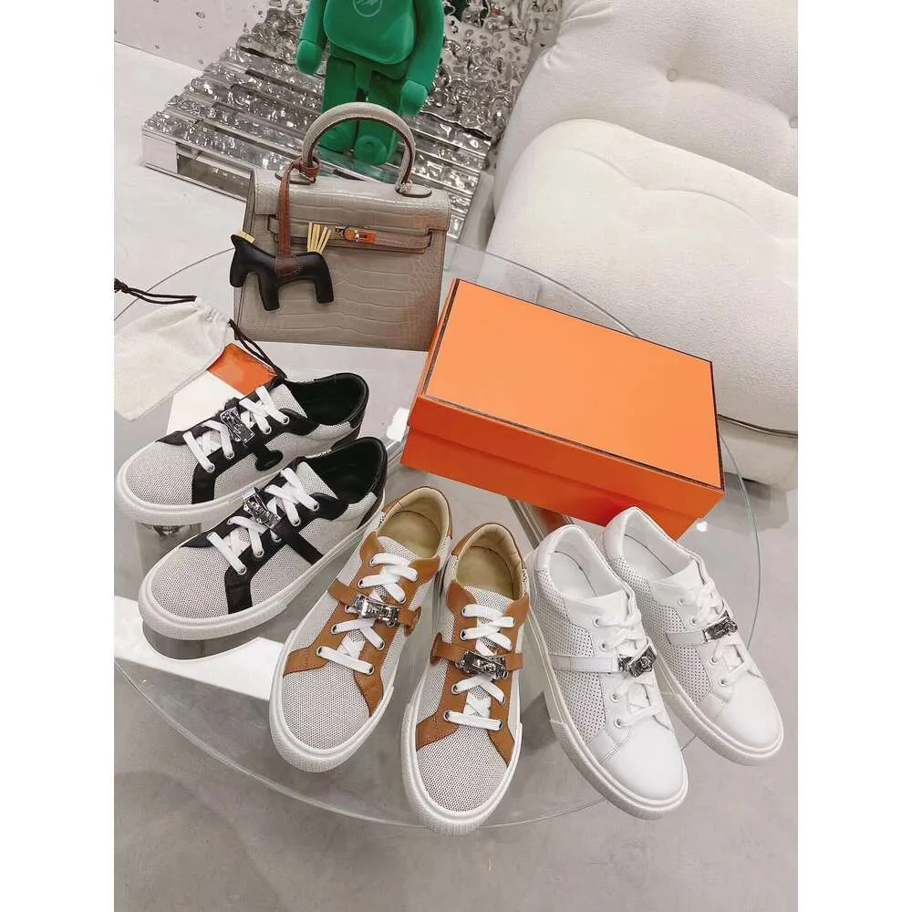 2023 Ny Kelly Lock Buckle Little White Shoes Womens äkta läder platt botten snörning casual skor andningsbara och bekväma brädskor enstaka skor