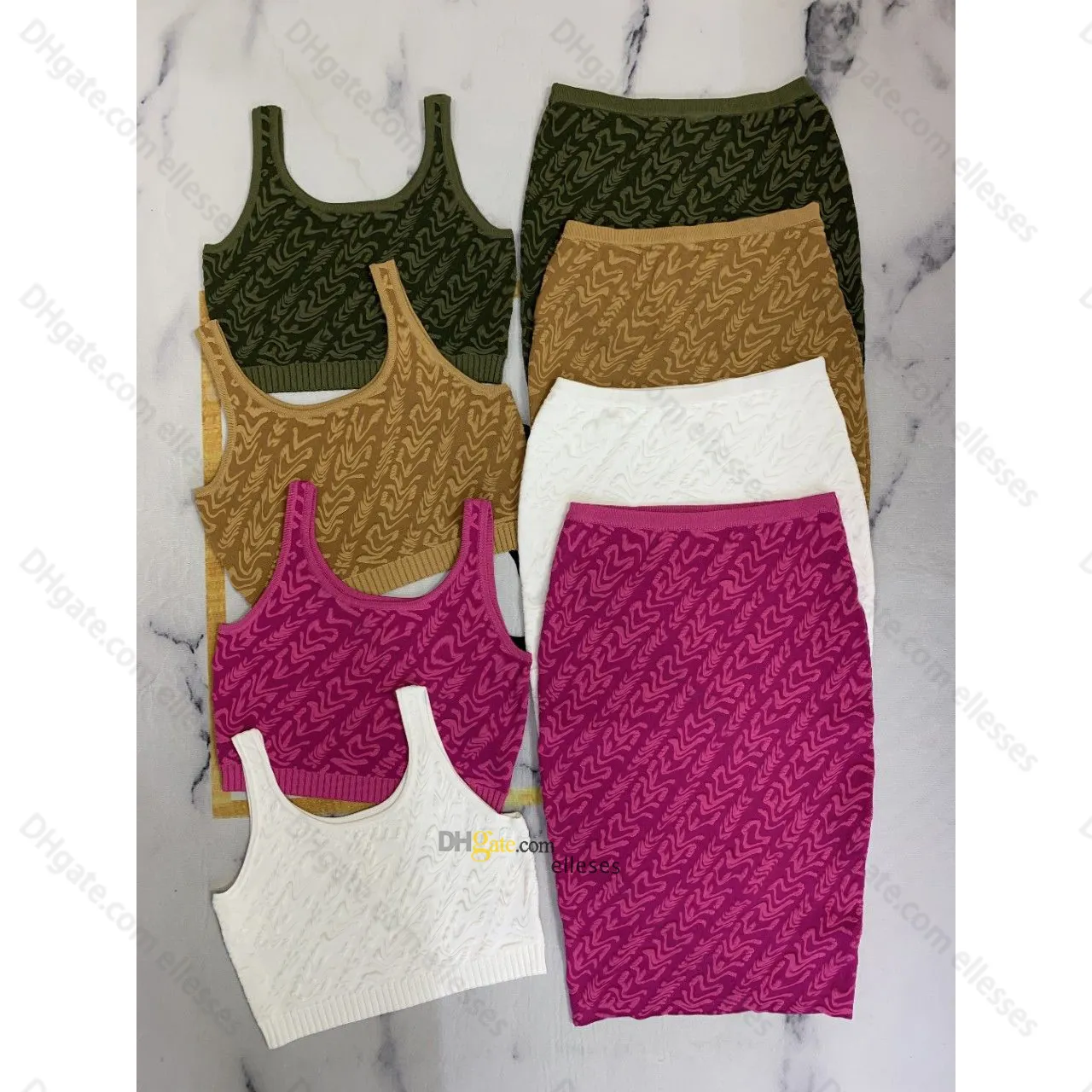 Fendin Zweiteiliges Kleid für Damen, voller Buchstaben, Relief-Strickweste, Kleider-Sets für Frauen, Designer-Kurzröcke, Charm-Damen, schlankes, sexy Kleid, zweiteiliger Hüft-Rawp-Rock