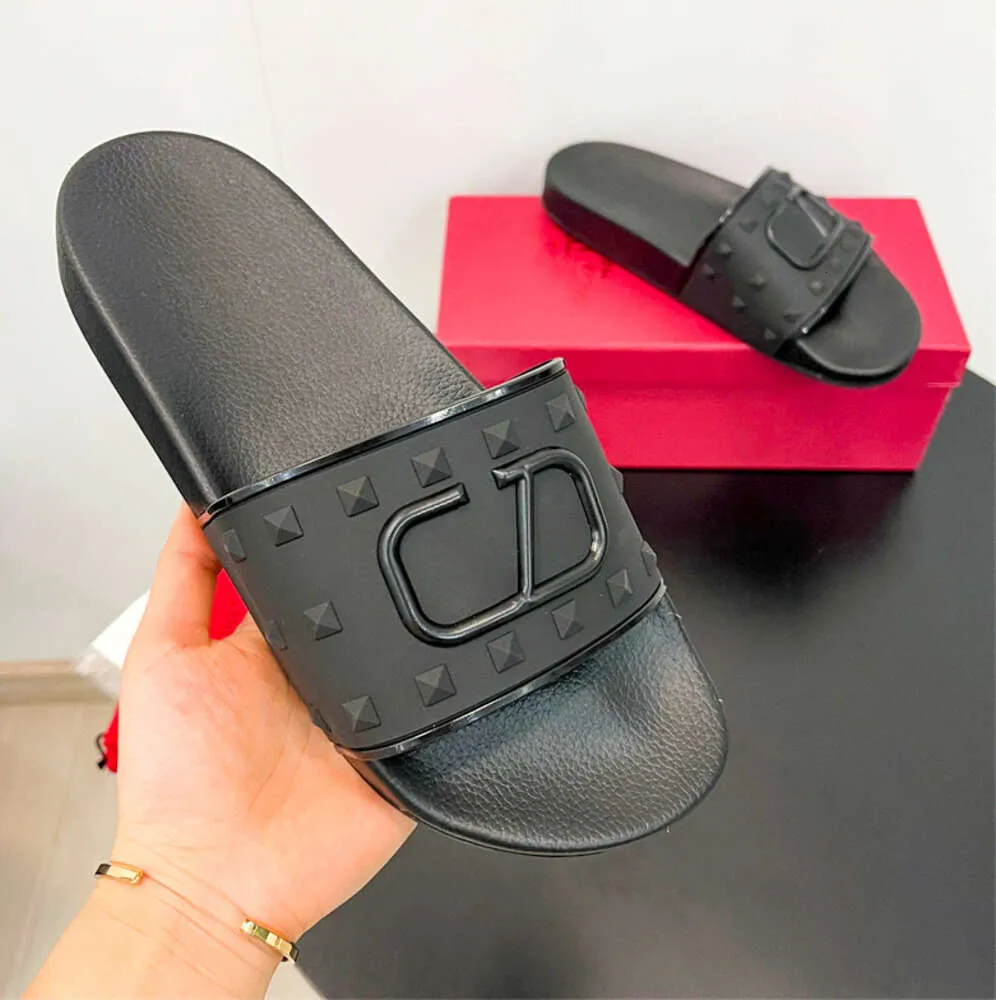 Noir Rivet Vltn Slide Flip Flop Pantoufles V Sandale Talon Plat Semelle En Caoutchouc Sandale Femme Été Luxe Sliders Designer Chaussure Homme Mocassin Plage Tazz Slipper DHgate3789