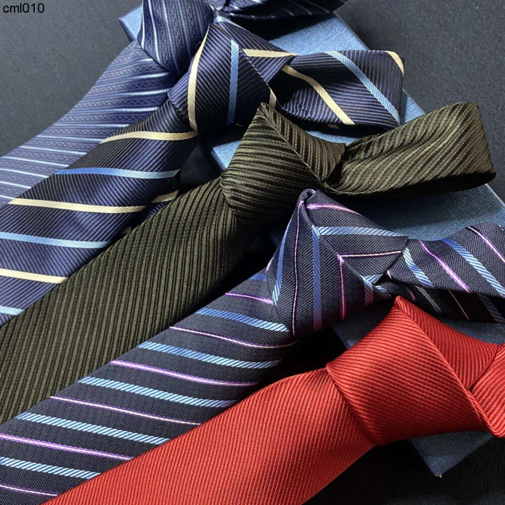 Designer-Businesskleid mit Krawatte aus Maulbeerseide, klassisch und vielseitig für Büroangestellte.Handgebundene Krawatten mit mehreren Optionen {Kategorie}