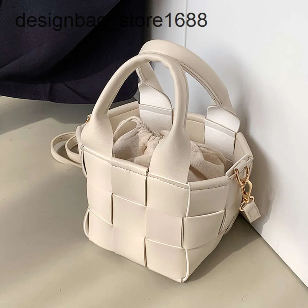 популярная женская сумка-ведро, новая корейская версия, модная и модная женская сумка через плечо с текстурированной текстурой, ручная работа