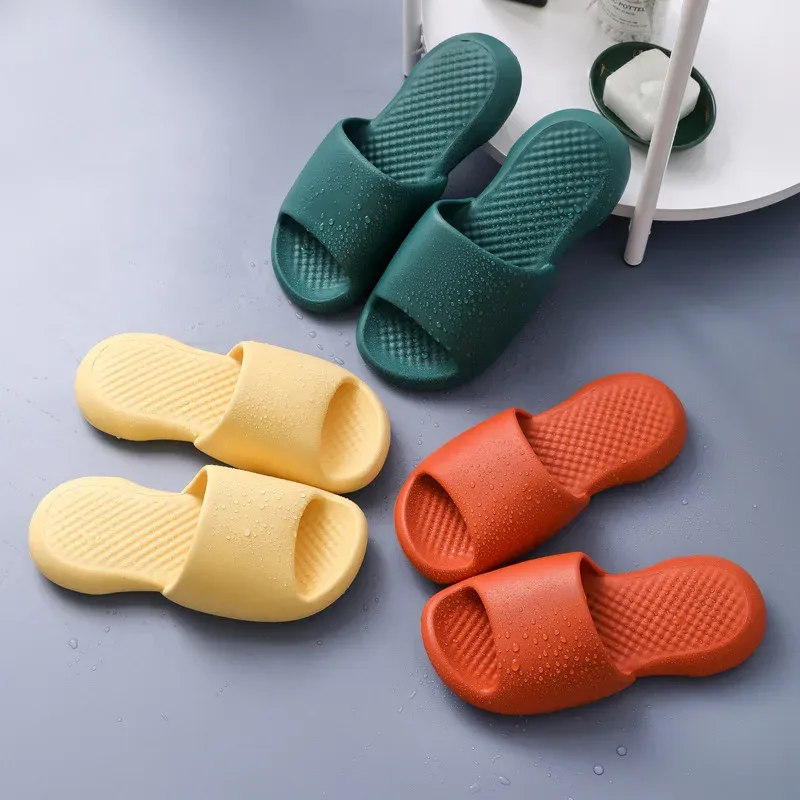 Slippers 2022 Sandals Home Pantors d'été épais Bottom Bottom Women's Indoor Bathroom non glisser les chaussures de femmes pour hommes en plein air