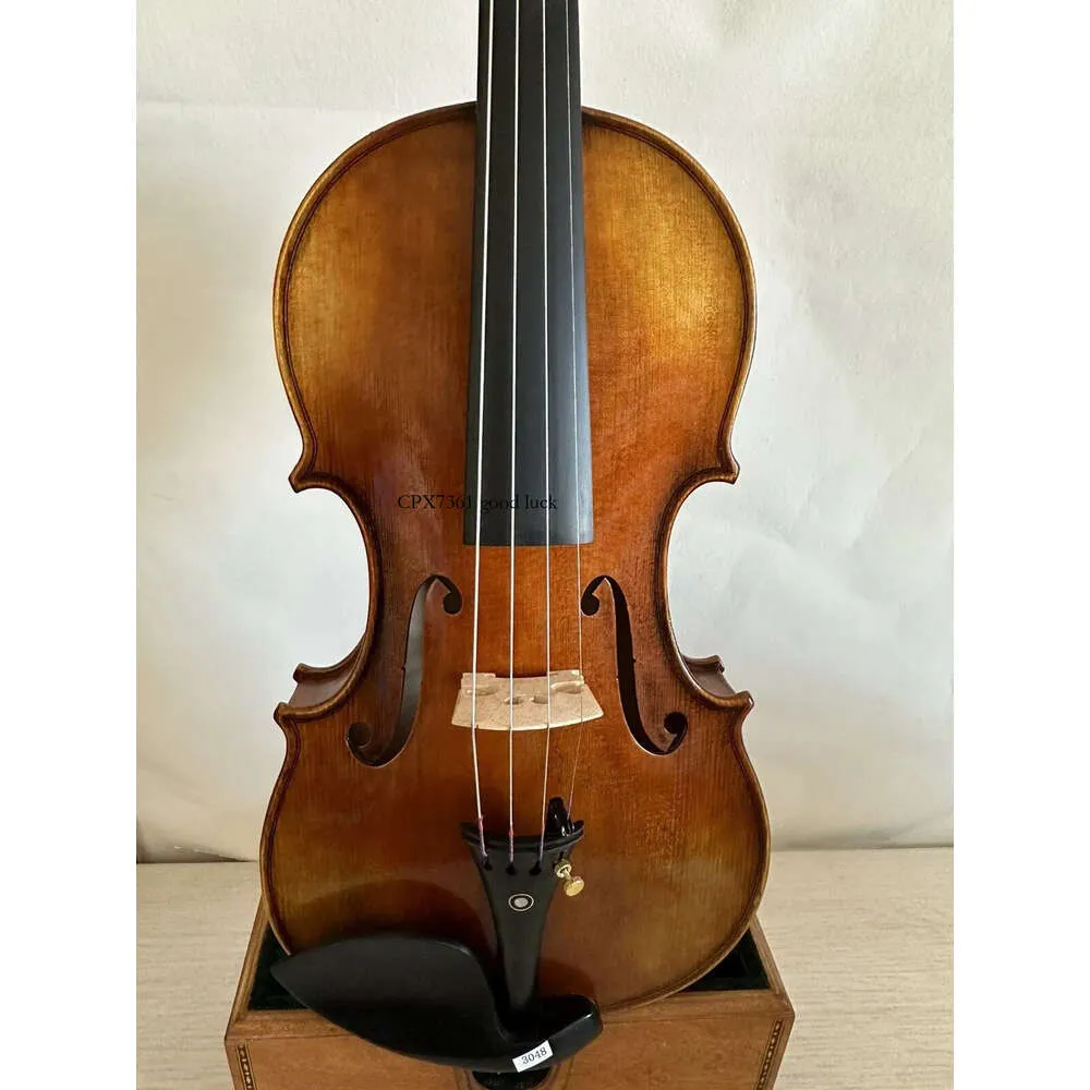 Violino Guarneri modelo PC em bordo inflamado com parte superior em abeto esculpido à mão
