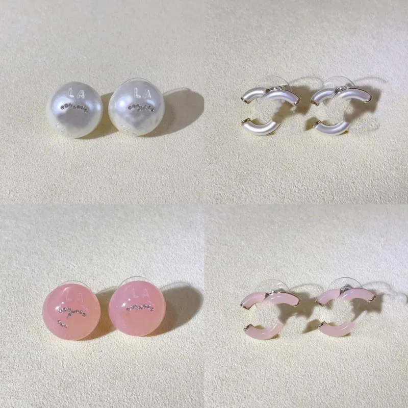 Brincos de designer de pérolas redondos de luxo para mulheres 18K Gold Retro letras vintage Números de diamantes de cristal Earings anéis de orelha jóias chenel miuimiui b brinco