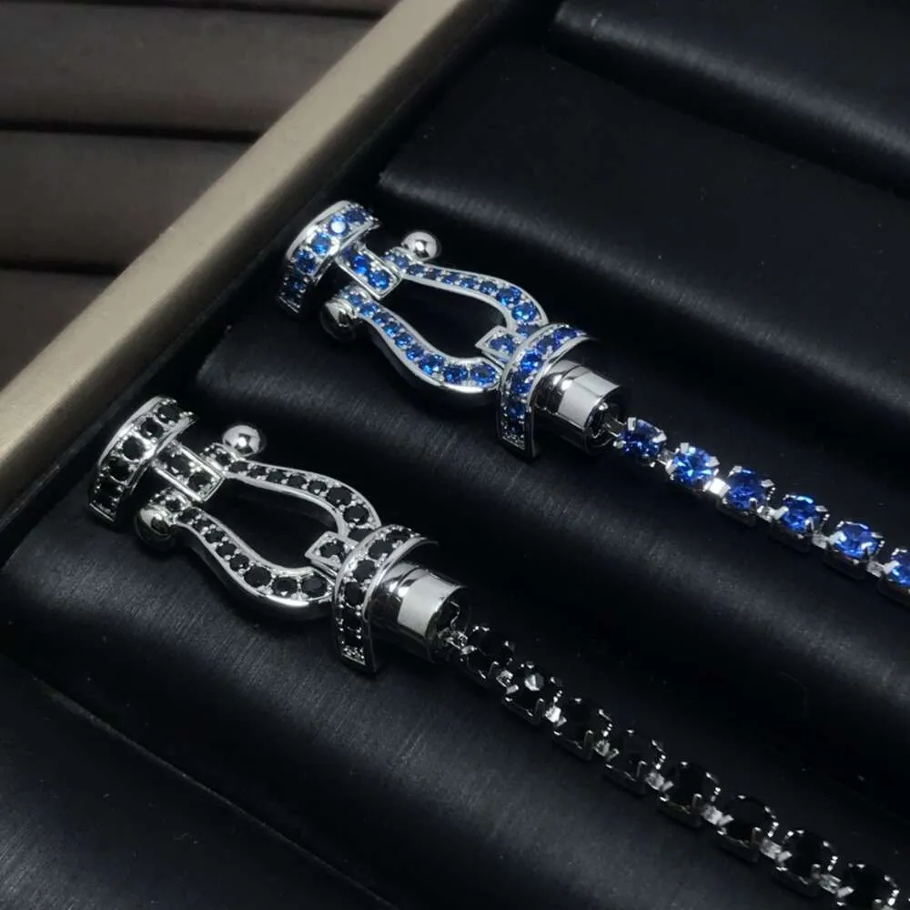 Luxe sieraden Fredy-armband Volledig gediamanteerd 18k roségoud U-vormige blauwe diamant ingelegde zwarte diamant Armband met hoefijzersluiting Armband met magnetische sluiting