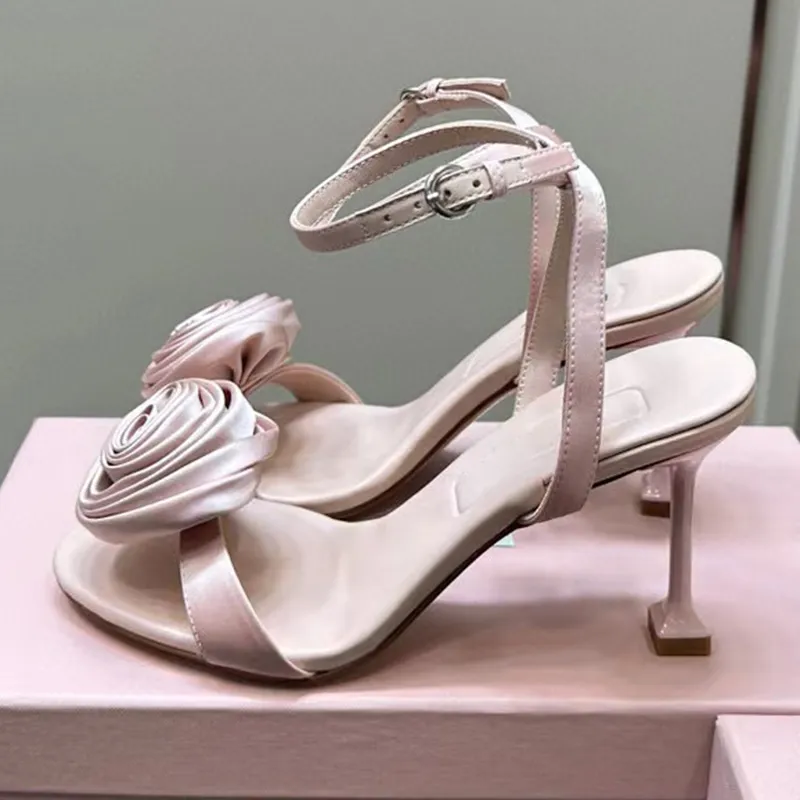 2024 Femmes Nouvelle Arrivée Sandales à talons hauts Designer de piste Décor floral Bride à la cheville Sexy Talons super hauts Été à l'extérieur Tenue quotidienne Chaussures habillées Femme