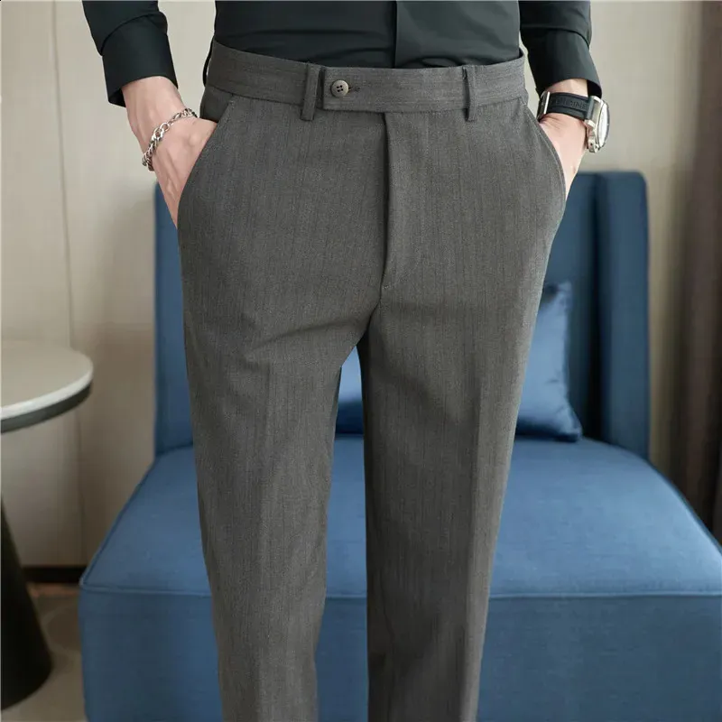 Pantalones de traje a rayas para hombre, pantalones de vestir ajustados rectos de estilo británico de otoño 2024, pantalones casuales sólidos, ropa de moda para hombre 240318