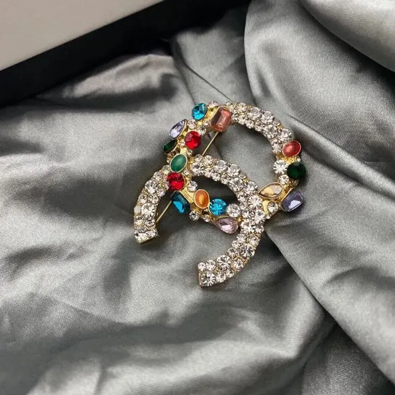 Designer de luxo broche marca carta pinos broches diamante feminino broche terno pino jóias acessórios casamento party5