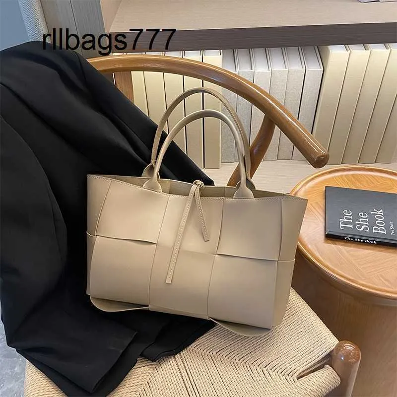 Handtasche Bottegvenetas Arco Woven High-Capacity-Tasche für Damen im Jahr 2024, trendiges und High-End-Feeling, Schultertasche im Western-Stil, vielseitig tragbar