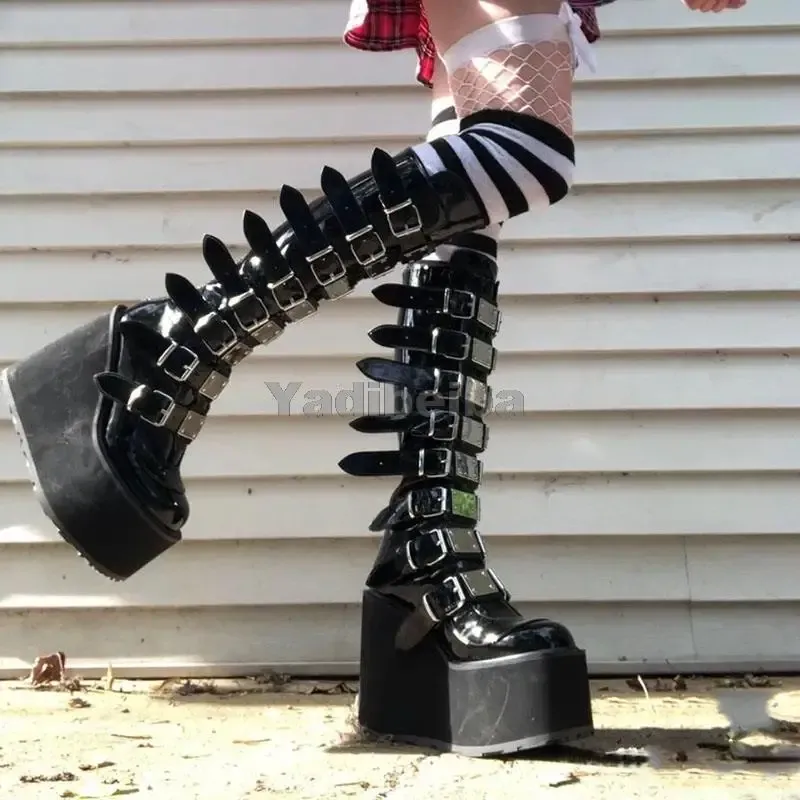 Сапоги дизайн бренда женская готическая косплей клинья высокие каблуки женские высокие сапоги металлические платформы колена высокая ботинки панк -обувь женщина