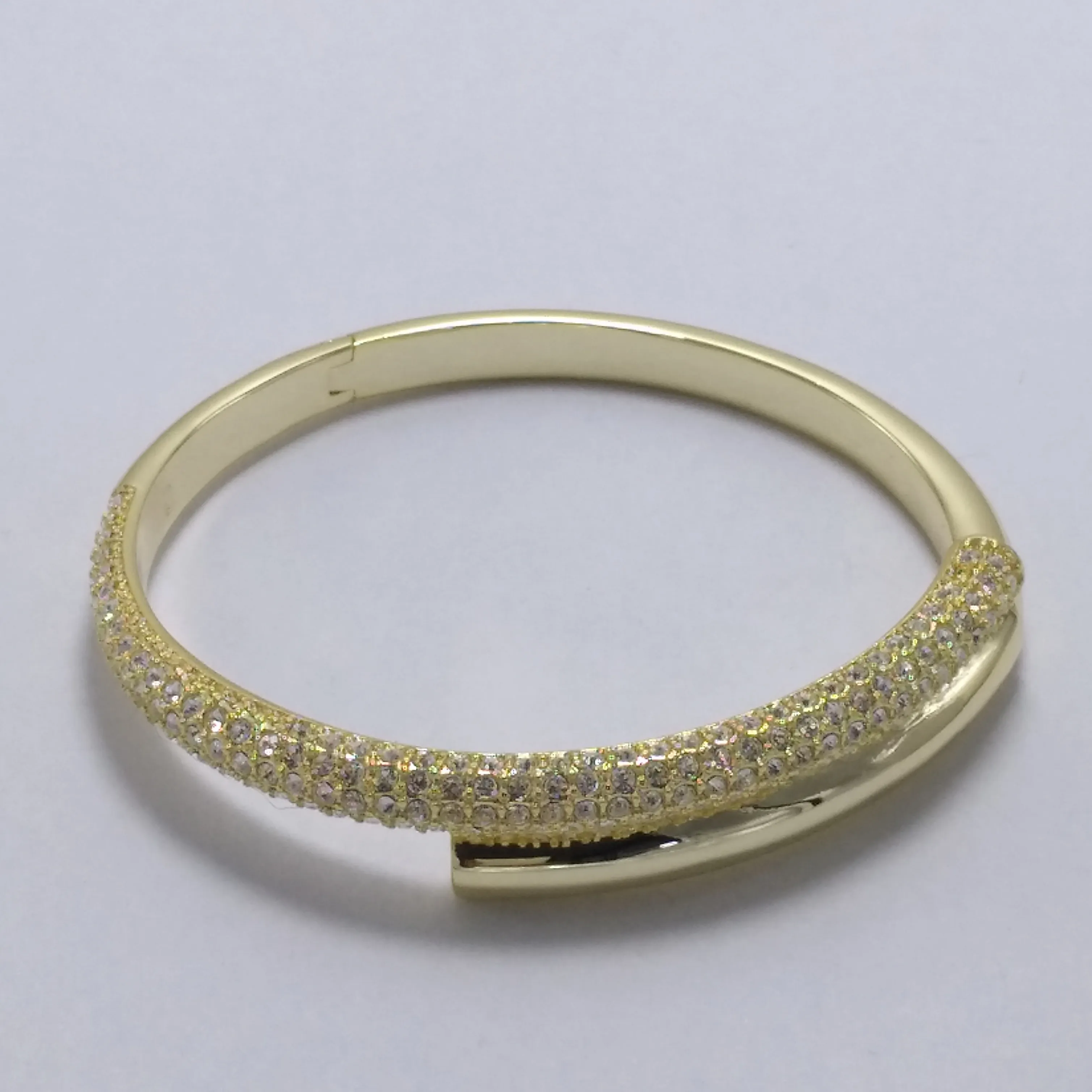 مجوهرات سوار الماس الذهبي مناسبة لمجوهرات سوار حبة السحر الأنثوي