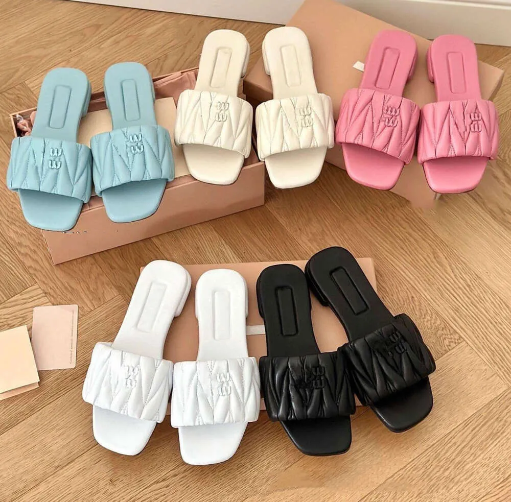 Tasarımcı Kadın Terlik Sandalet Sandalet Düz Slaytlar Kartal Kafa Flip Flops Yaz Orijinal Üçgen Deri Açık Molan Loafers Banyo Ayakkabı Plaj Giyim Terlik Siyah Beyaz Kurt78