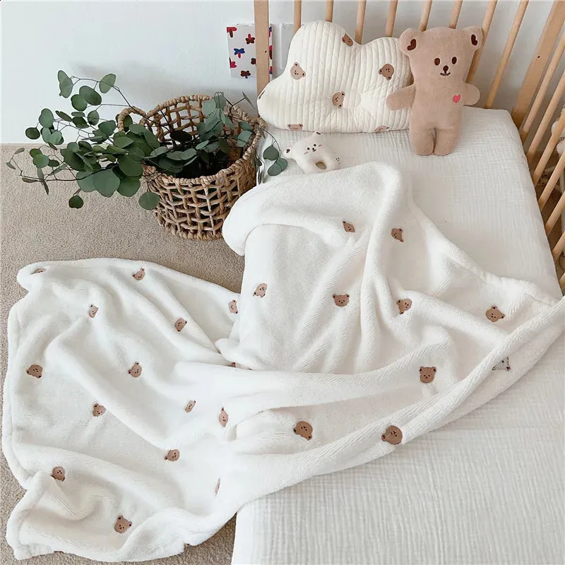Soft Fleece Cartoon Bear Embroidery Infant Quilt Blanket born Baby Swaddle Sleeping Stroller 240313