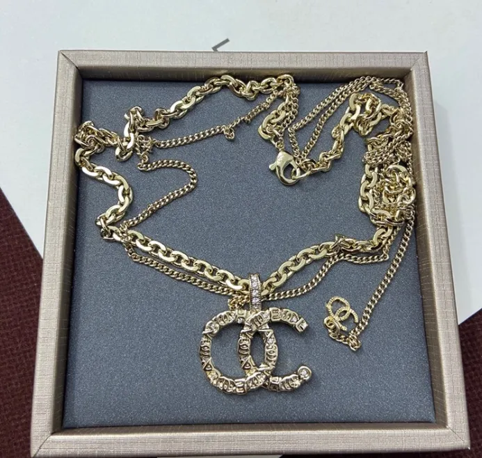 Toppkvalitetsdesigner 18K Guldpläterad C-Letter Pendant Halsband kedja Crysatal Rhinestone Märke för kvinnor Bröllopsfest smycken Pargåvor