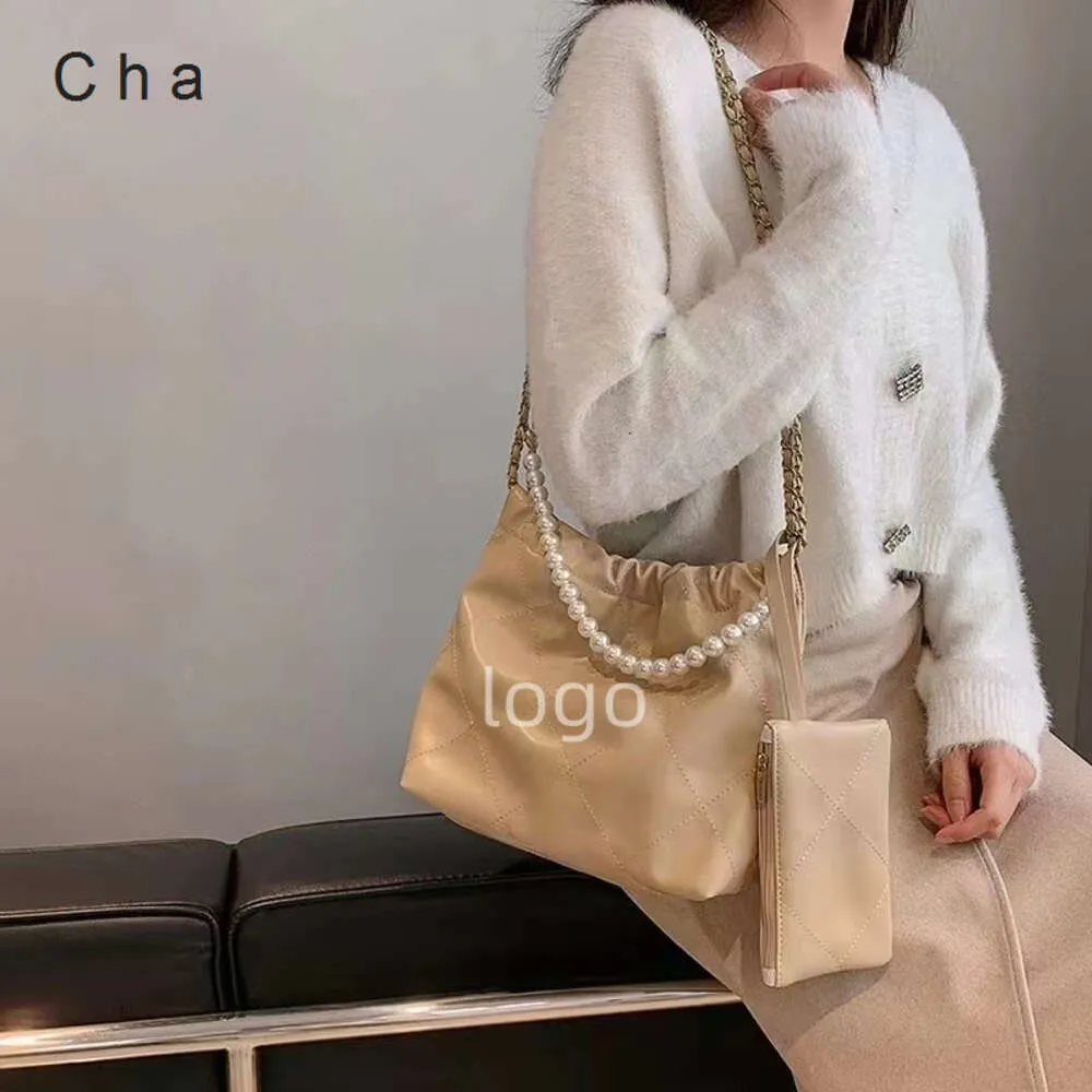 Sac à bandoulière portable décontracté haut de gamme Xiaoxiangfeng Lingge Chain Pearl Bag Nouvelle grande capacité Mode et seau d'eau polyvalent Sac à bandoulière simple