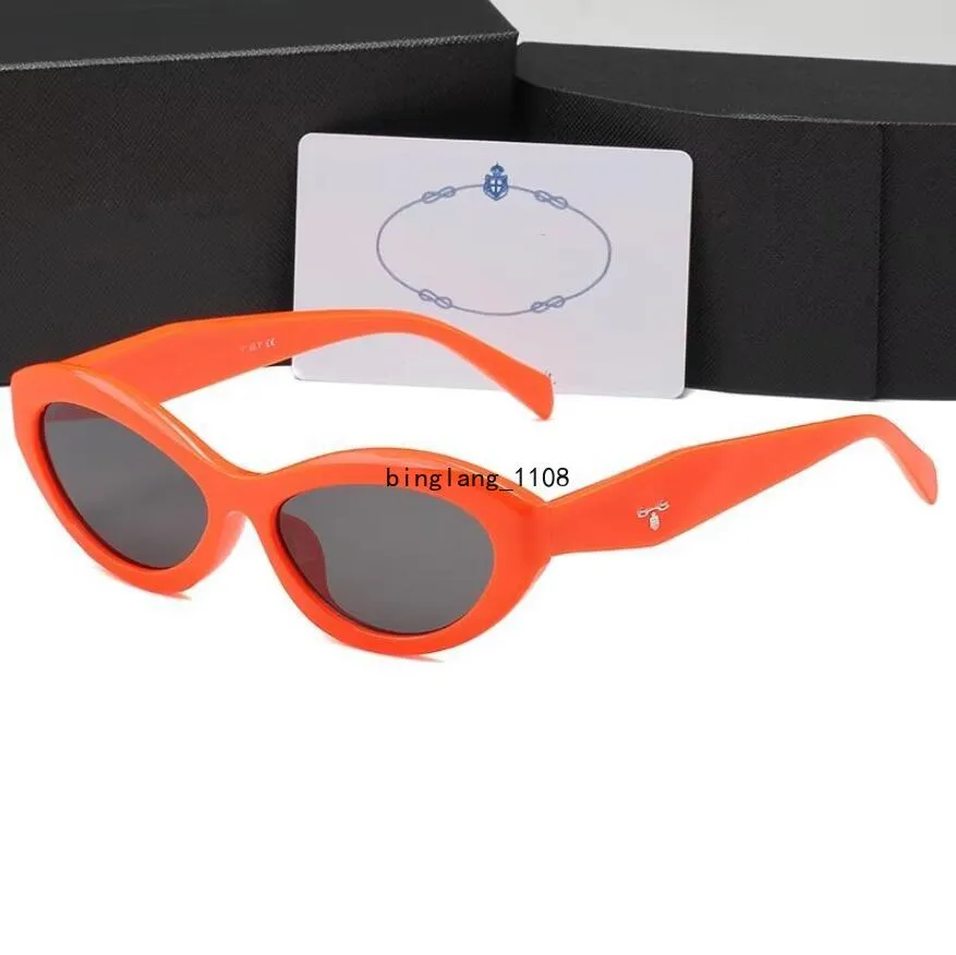 2024 Hot top marchi femminili Fashion Luxury 26 occhiali da sole da passerella Occhiali quadrati retrò di design di alta qualità