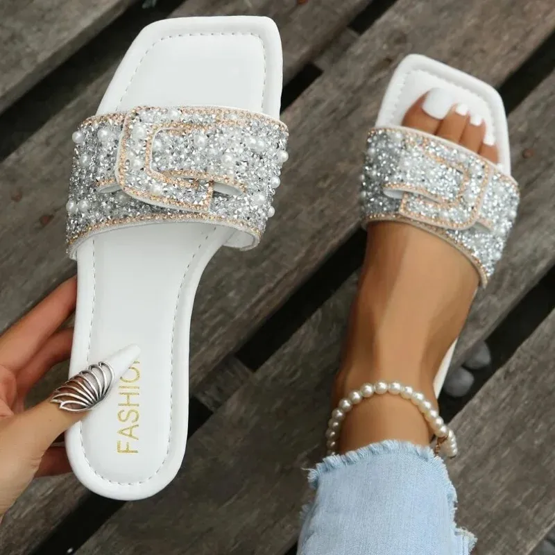 Sandaler Kvinnor Glass Rhinestone Faux Pearl Decor Flat Sandaler Sexig Glamorös elegant Fashion Party Slides Summer Office Ladies New Shoes