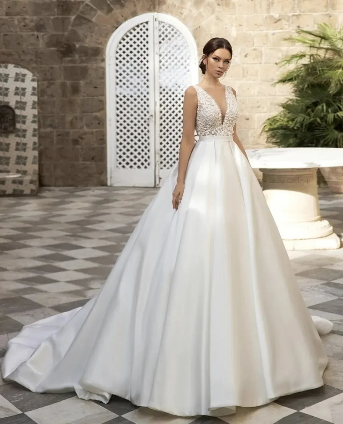 Sukienki ślubne V Zbiornik na szyję Koronkowe aplikacje cekinowe koraliki satynowe długość podłogi zamiatanie pociąg nośny vestido de novia yd