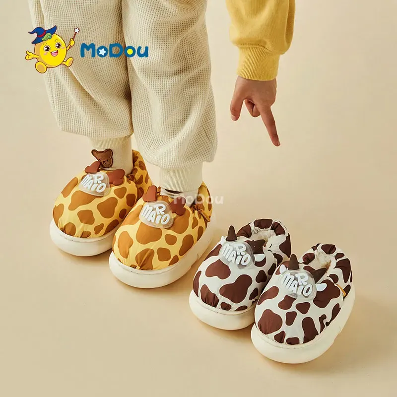 Slippels Mo Dou Nieuwe katoenen schoenen gewikkeld Toe Down Dood Girls Cartoon Waterdichte schoenen Boy's Warm Plude Slippers Non Slip Sole