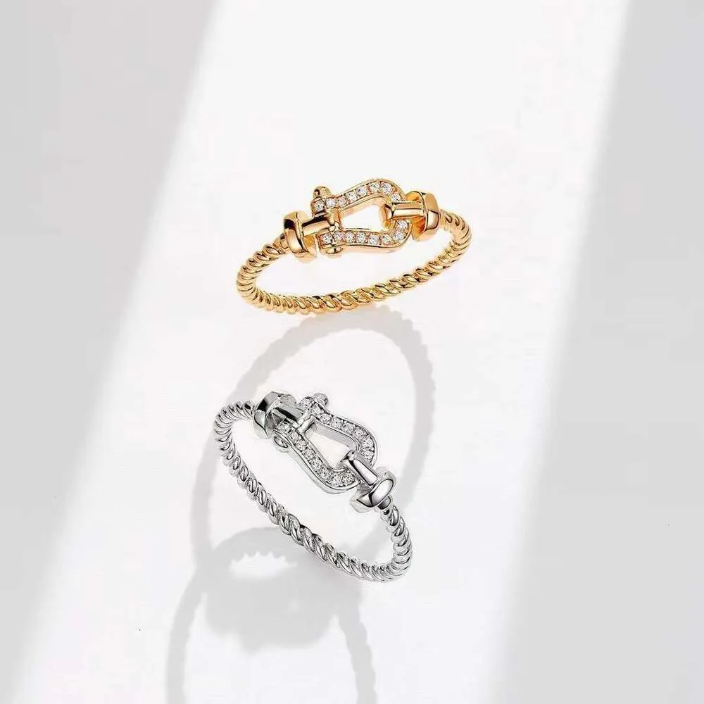 Joias de luxo Fredy Ring Fried Dough Twists Ferradura Anel de diamante em forma de U Anel de ferradura em forma de 8 Versão estreita Diamante completo v banhado a ouro 18k ouro rosa