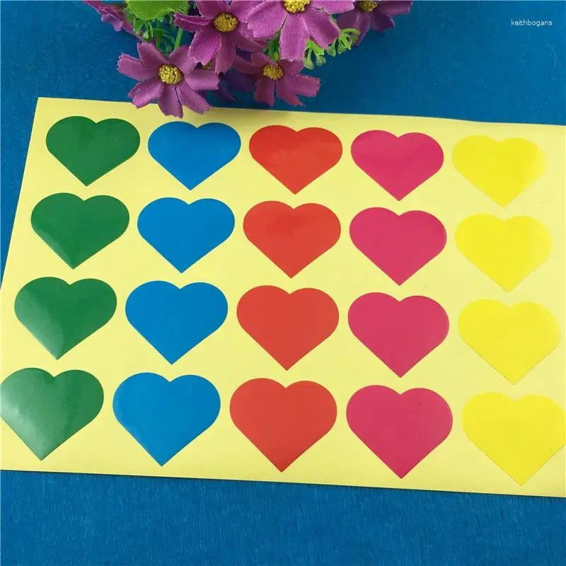 Décoration de fête 300pcs / lot autocollants de papier kraft auto-adhésifs en forme de coeur de style rétro pour le sceau d'étiquette d'ornement de carte de voeux de mariage