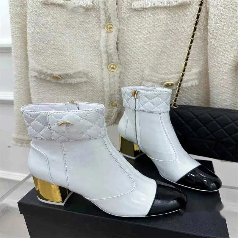 مصمم نساء جديد ماري جين أحذية واحدة كلاسيكية Lingge Leather Boots Short Fashion فاخرة عالية الجودة جودة الكعب السميك ورنيش الجلود