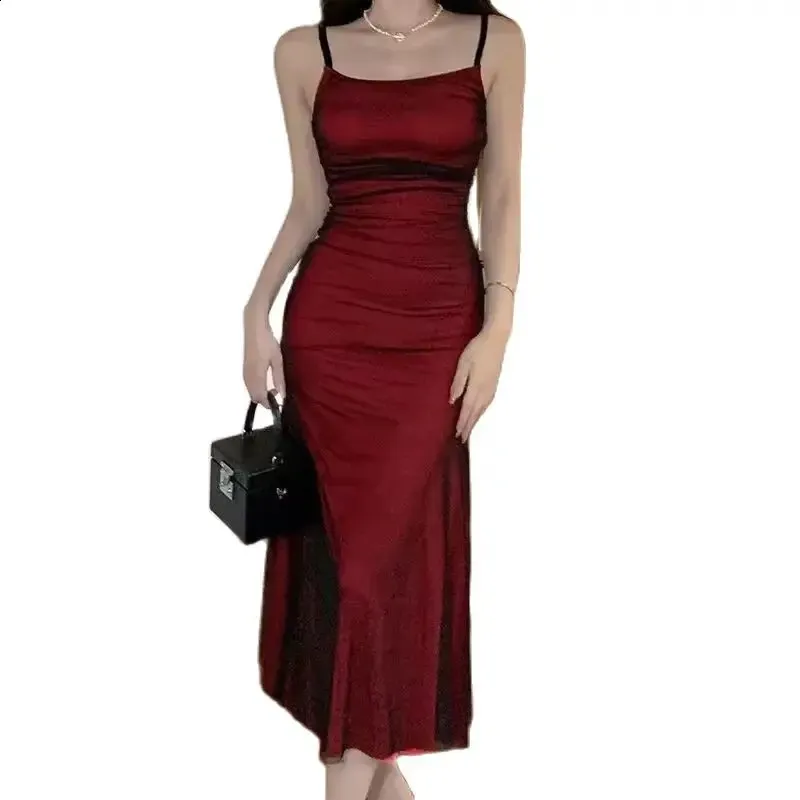 Wine Red Tight Montering Long Dress med Elastic Suspender och Mesh -skarv i kombination med en skinkor inslagen klänning 240318