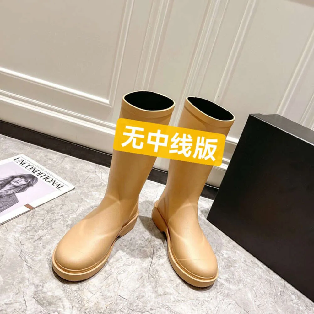 Botas de chuva Xiaoxiang femininas edição superior flor média sem fio Shao Yang Mi mesmo estilo botas de chuva médias antigas botas de cavaleiro de manga média na altura do joelho