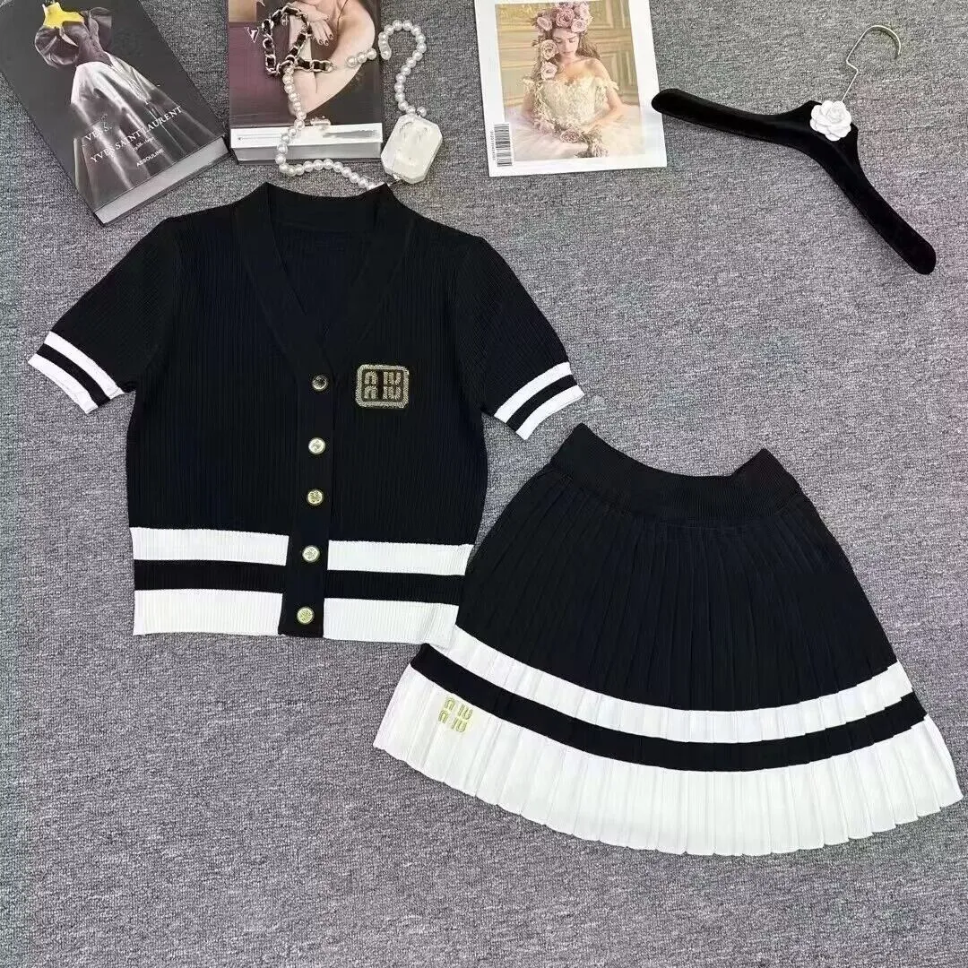 Conjunto de dos piezas de falda de punto clásica plisada de alta calidad con patrón de letras Mm, ropa de mujer de Boutique de manga corta para primavera/verano