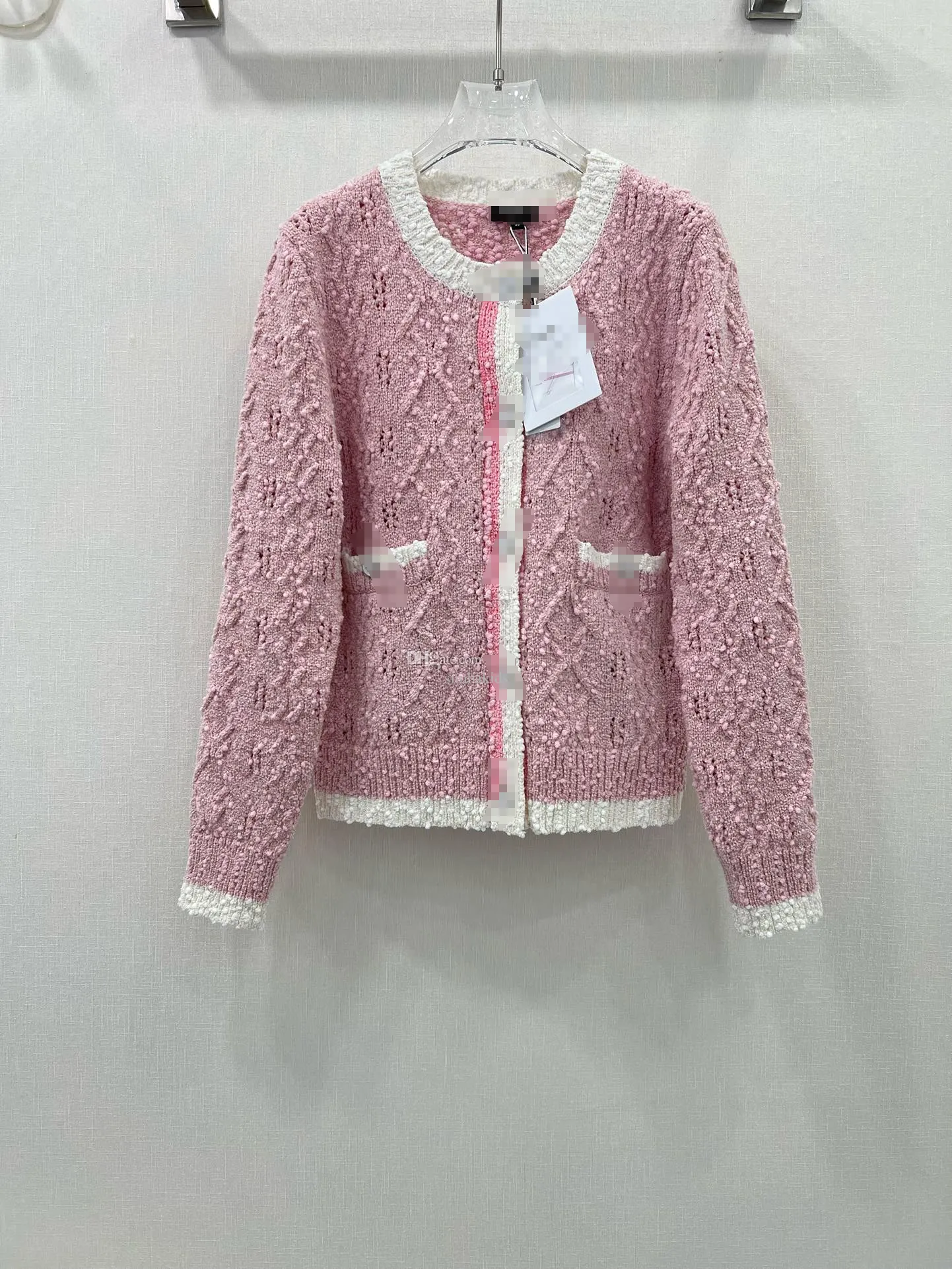 CHAN2024 Début du printemps Nouveau vêtement pour femme Cardigan à col rond contrasté Manteau rose Veste à col rond CC Cardigan de style à la mode Manteau polyvalent