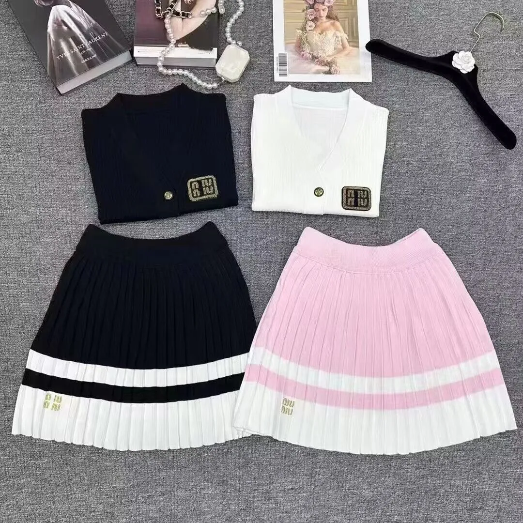 高品質のプリーツスカートのクラシックニットスカートMMレターパターン春/夏半袖ブティック女性服の豪華なツーピースセット