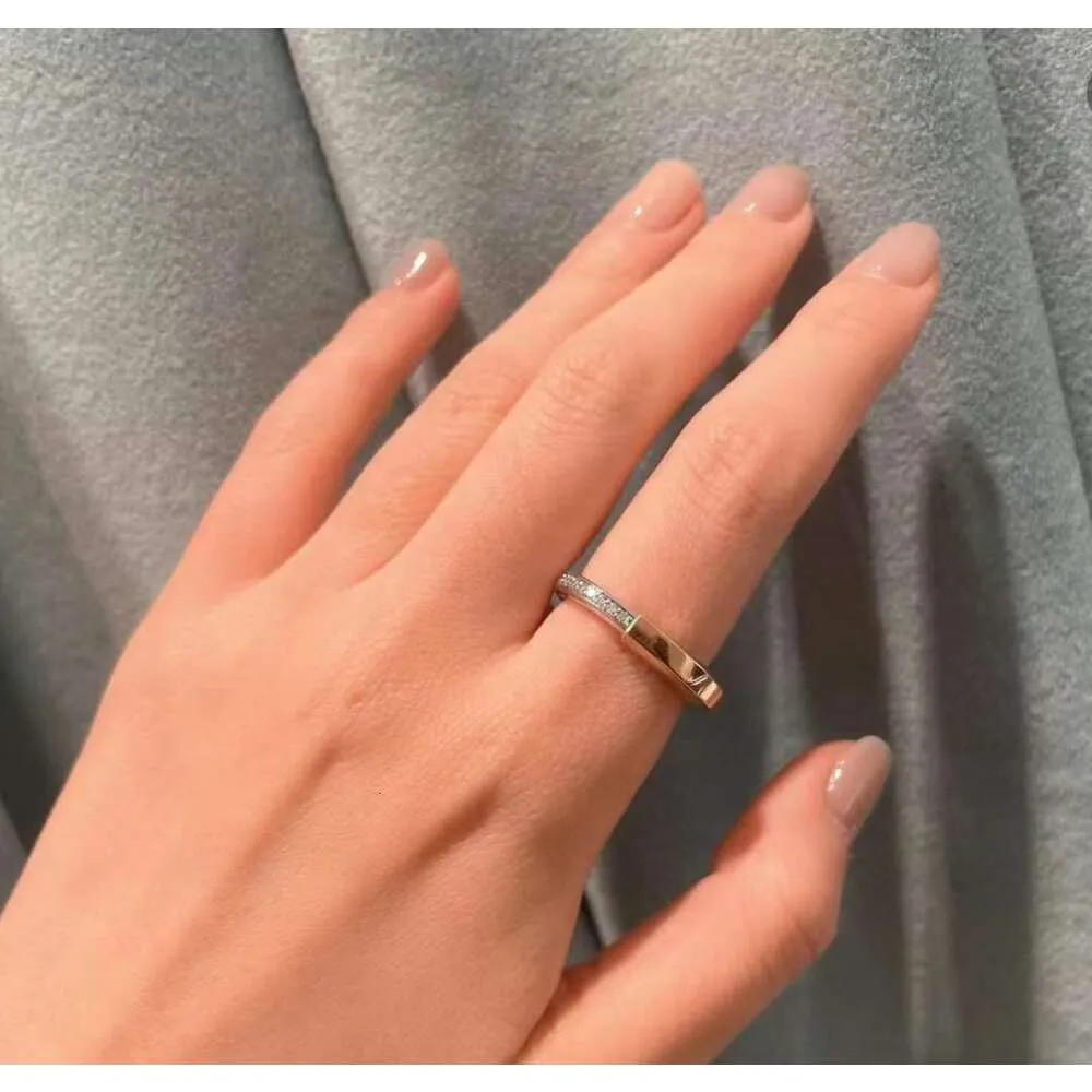 Дизайнерское кольцо Tiffancy с цветными бриллиантами U-образное замковое кольцо с v-образным вырезом из золота с гальваническим покрытием из 18-каратного золота с улучшенной точностью встраивания света Кольцо в роскошном стиле