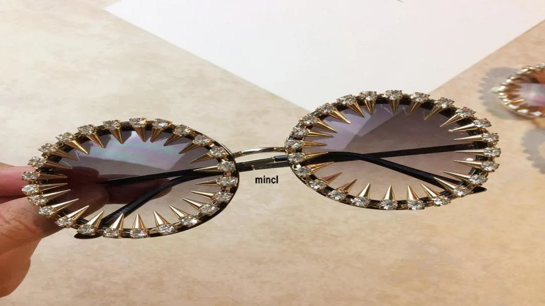 Okulary przeciwsłoneczne 2021 Designer męski nit mody punkowy okulary przeciwsłoneczne Rhinestone okrągłe kobiety unikalny styl UV400 NX16865922