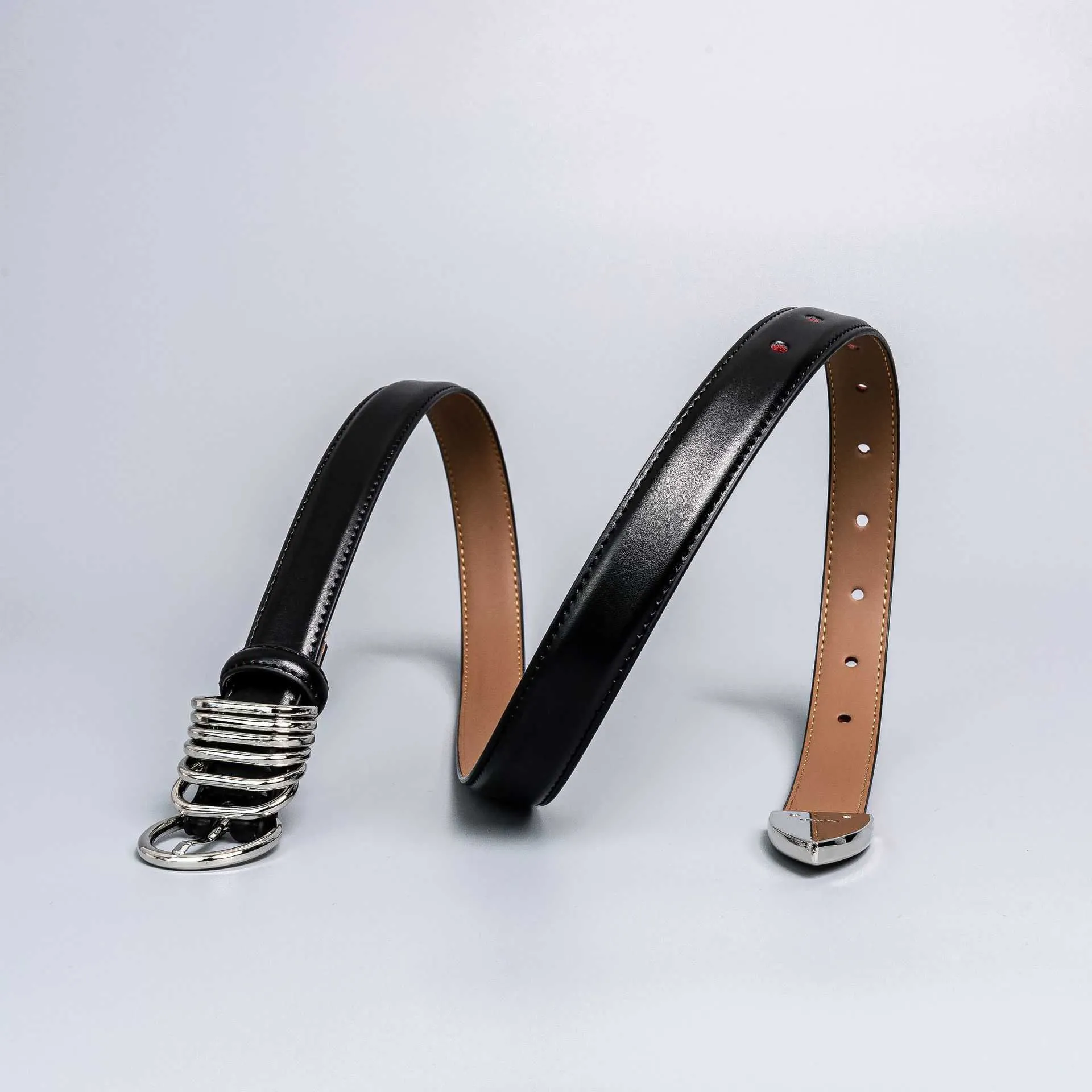 Ceinture en cuir de vachette à deux couches avec boucle à aiguille brillante noire, ceinture en denim de style de rue polyvalente en métal de niche féminine, cool et tendance 240315