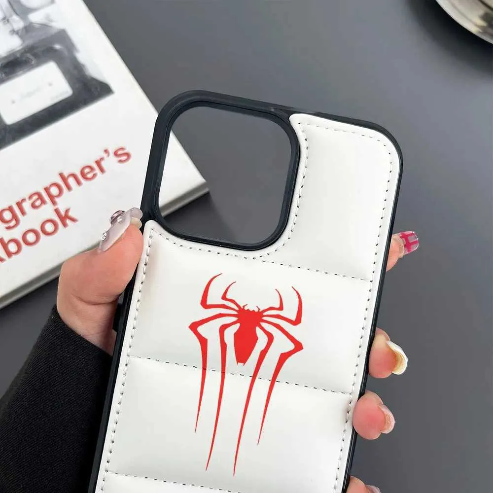 Étuis de téléphone portable Red Spider Puffer Phone Case Man Noir et Blanc 3D Housse de téléphone antichoc Convient pour iPhone 15 14 12 11 Pro Max Phone Case Cadeau J240318