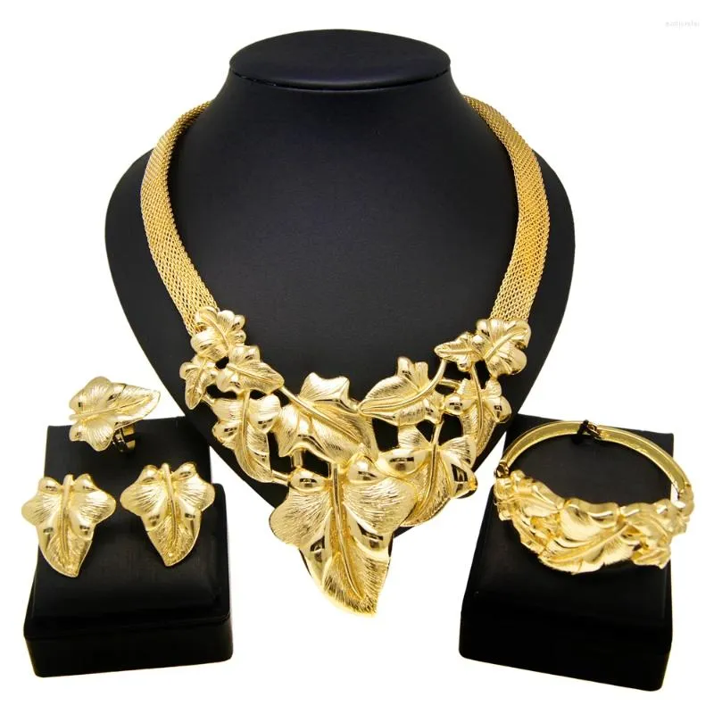 Set di collana e orecchini YULAILI che vende versatili gioielli floreali placcati in oro e anello classico di lusso da donna