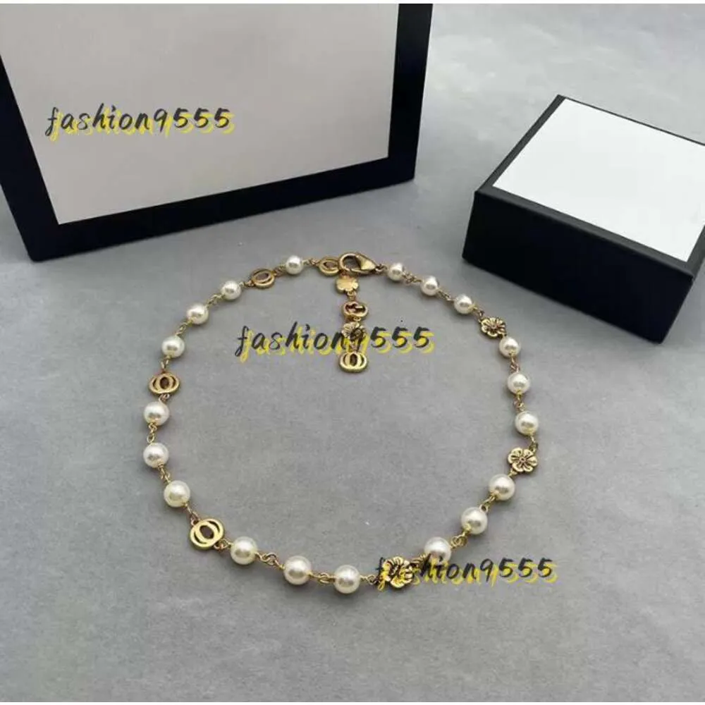 Anhänger Halsketten Schicke Blumen Halskette Frauen Designer Schmuck Goldene Kette Halskette Für Frauen Luxus Buchstaben Schmuck Mit Perlen Schmuck Halsketten Party 2024