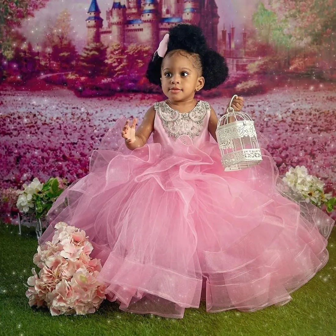 2024 rosa Blumenmädchenkleider Kommunionkleid Juwel abgestufter Tüll Ballkleider Königin Geburtstagskleid applizierte Strasssteine Perlen Perlen für nigerianische schwarze Mädchen NF133