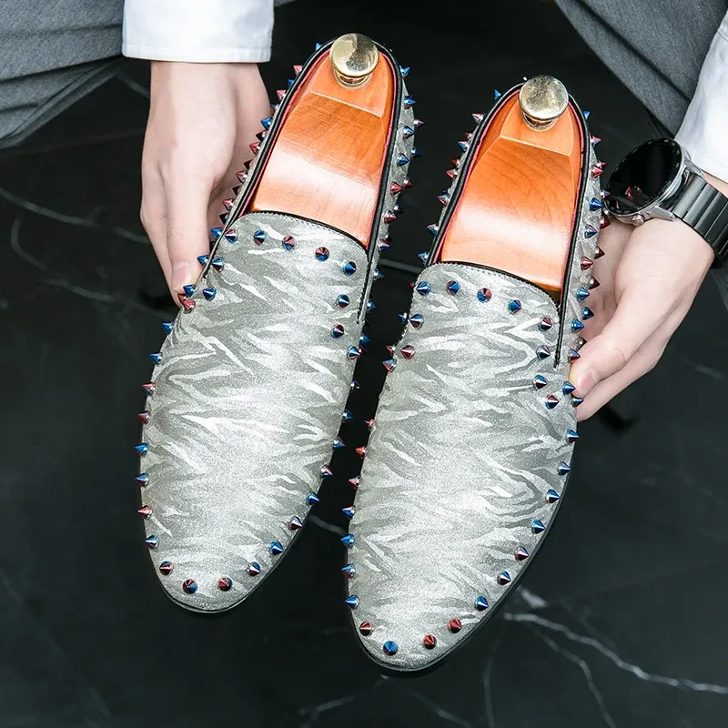 Skor Nya mäns spetsiga silvernitar Loafter patent läder casual skor manlig formell bröllopsklänning hemkomst sapato social masculino