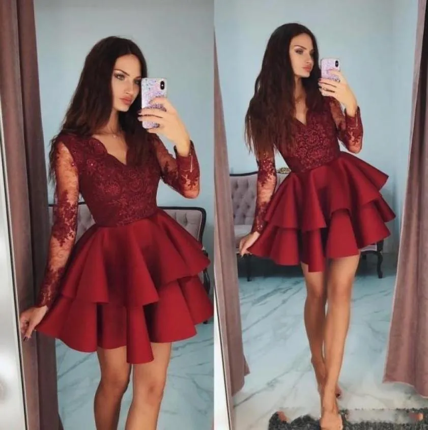 2020 pas cher rouge foncé courte mini robes de soirée col en V manches longues perles satin dentelle appliques grande taille robe de soirée à plusieurs niveaux Cock6083881