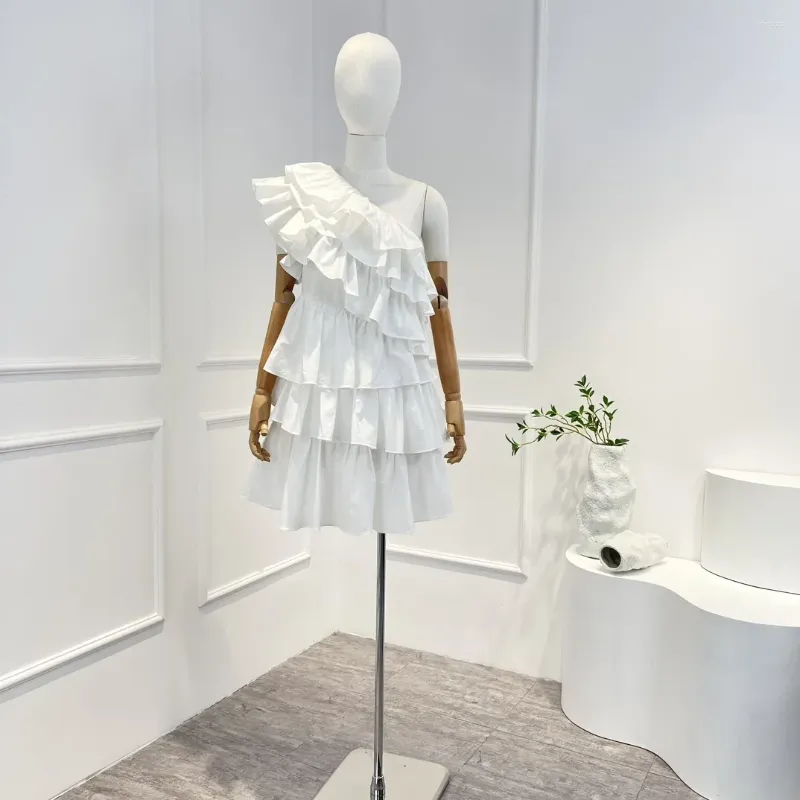 Sukienki swobodne 2024 Przyjazdy Wysokiej jakości czysty bawełniany biały flotowy jedno ramię kaskadowe kobiety mini letnia sukienka