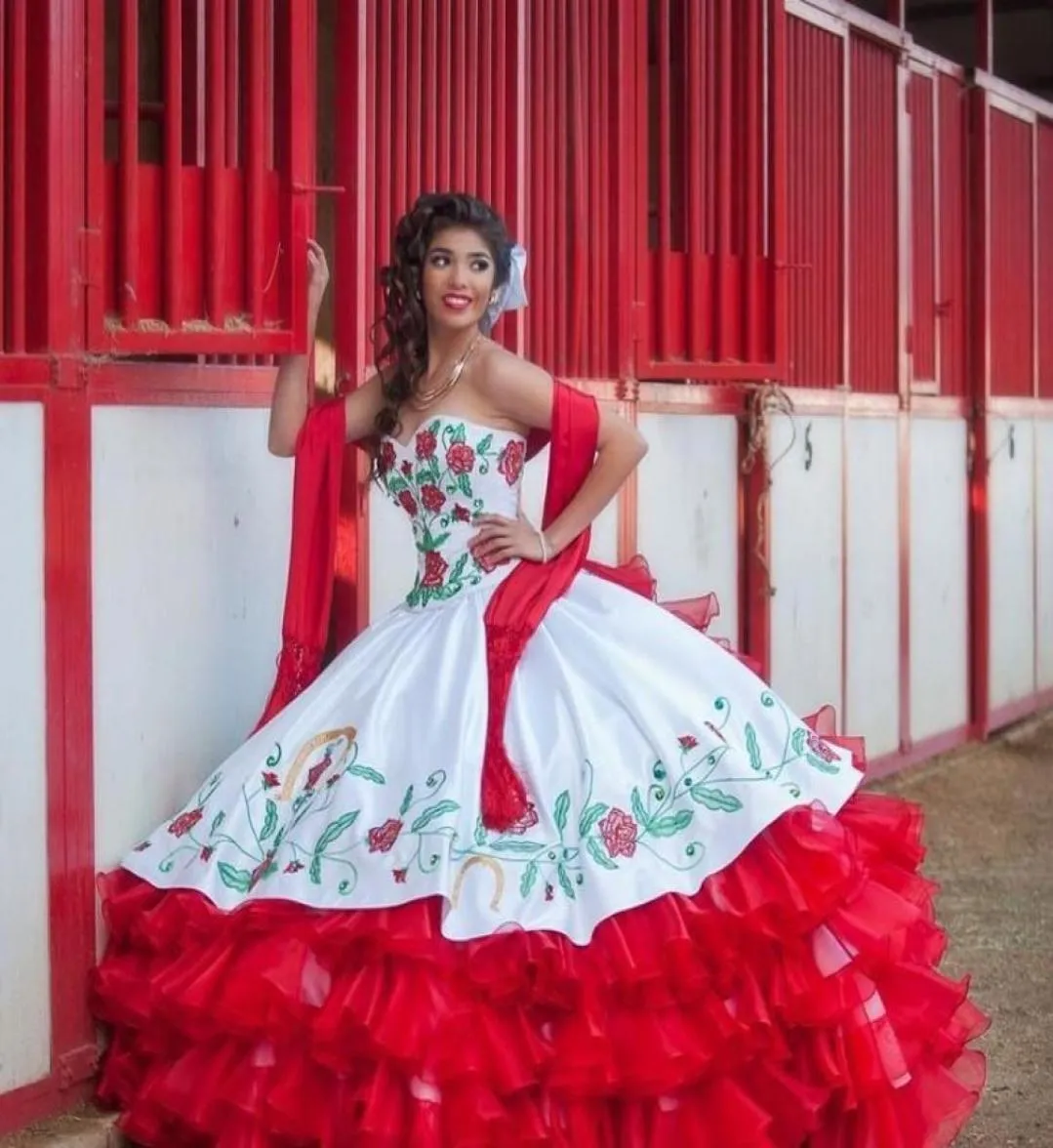 Mexikanische Stickerei-Quinceanera-Kleider, weißes und rotes Korsettrücken, süßes 16-Kleid, 2020, Prinzessin, abgestuftes Organza-Ballkleid, Ballkleid, Dresse1905678