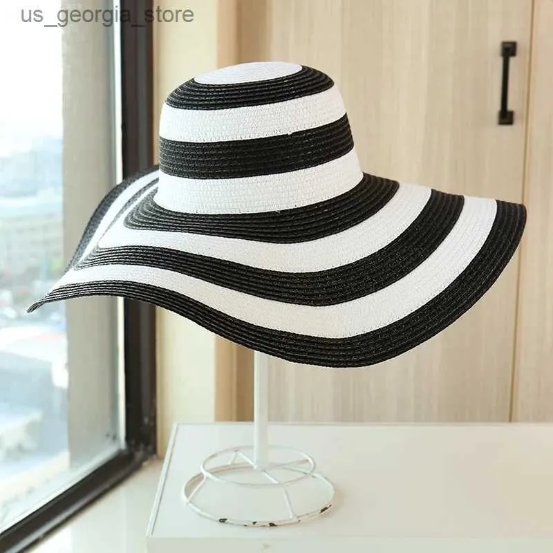 Cappelli a tesa larga Cappelli a secchiello Hot Womens Casual Str Hat Girl Outdoor Stripe Patch Work Paper Cappello da sole New Summer Adult Flip Big Brown Beach Hat Glasses Y240319