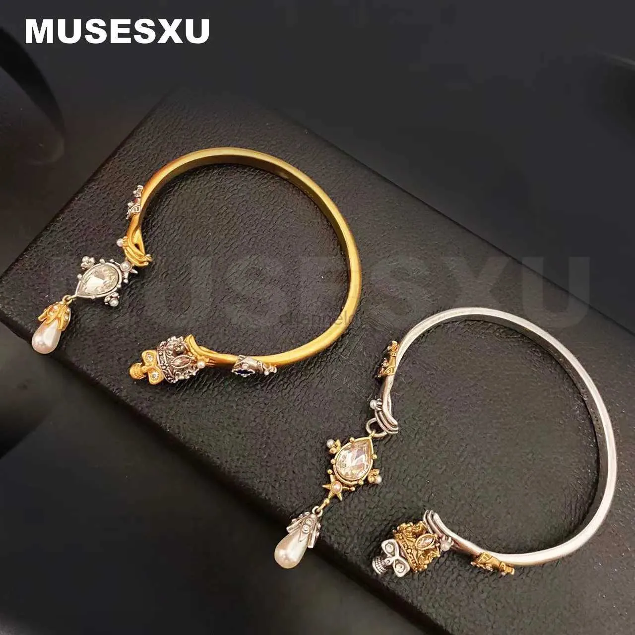 Bracciale rigido Gioielli e accessori marchio di lusso con teschio incoronato e ciondolo con perla bracciale in metallo bicolore aperto per regali da donna e da uomo 240319