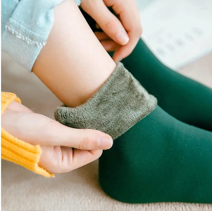 Femmes chaussettes hivernales chaudes épaissies en laine cachemire neige de neige en velours sans couture plancher des hommes endormis mignons